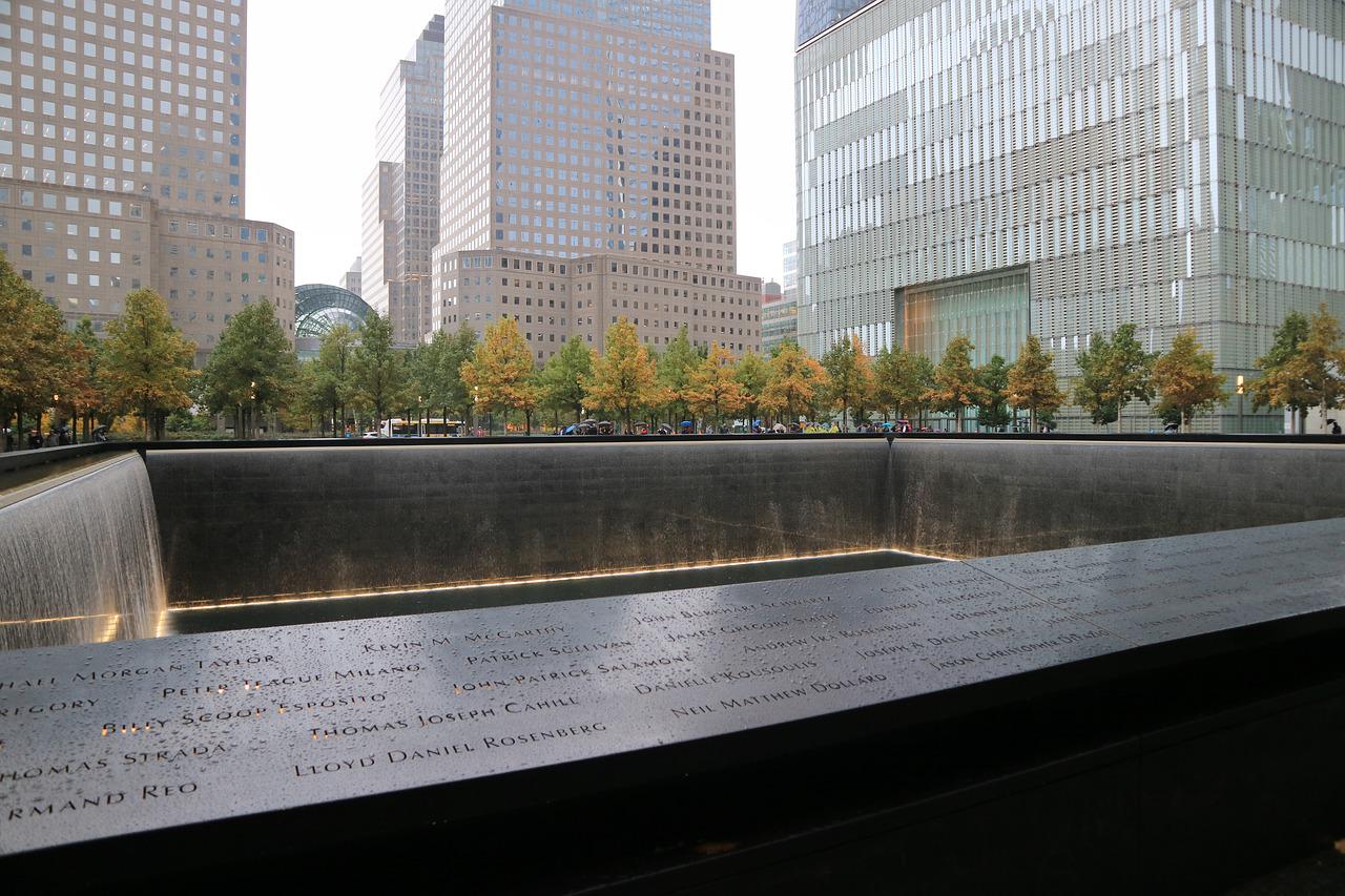 Tên nạn nhân được khắc trên thành Hồ tưởng niệm | Khám phá Mỹ